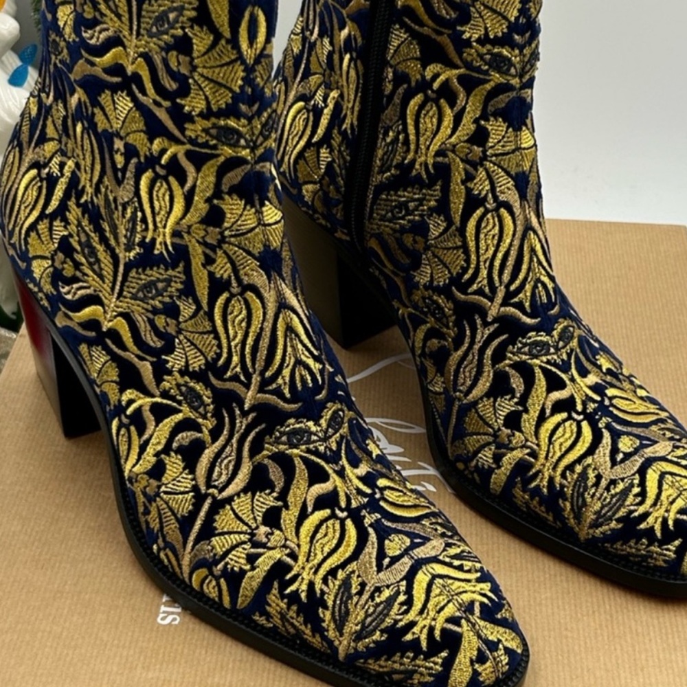Christian Louboutin Loubi Mystery Omeric velvet boot. Size 42